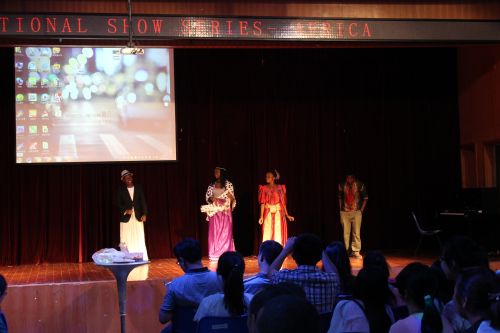 乌干达学生的北非民俗服装秀