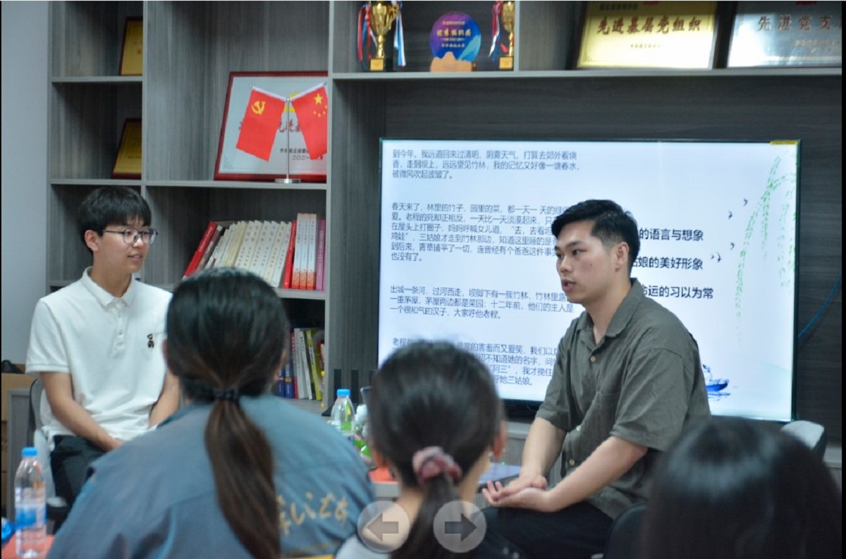 彭松与同学们分享“诗意追寻:汪曾祺的自然书写”