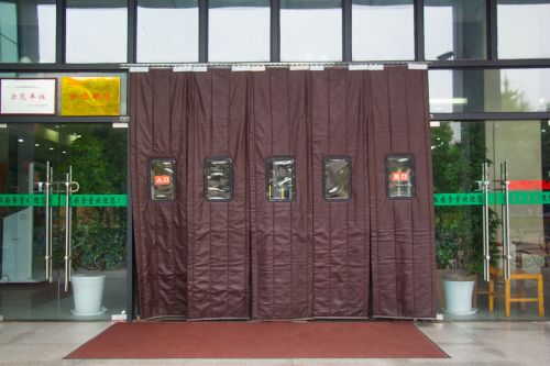 食堂装上帘子保暖 李宝龙摄