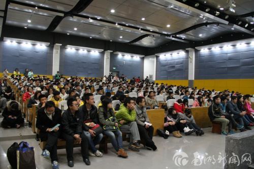 同学席地而坐场面火爆