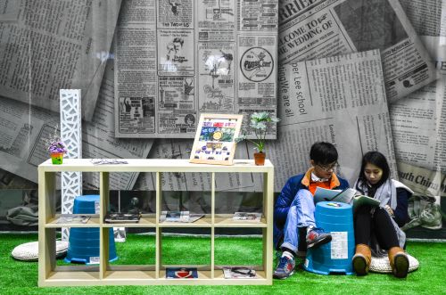 依偎一角，徜徉书籍海洋　吕岩