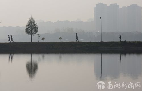 南湖旁的晨跑学子