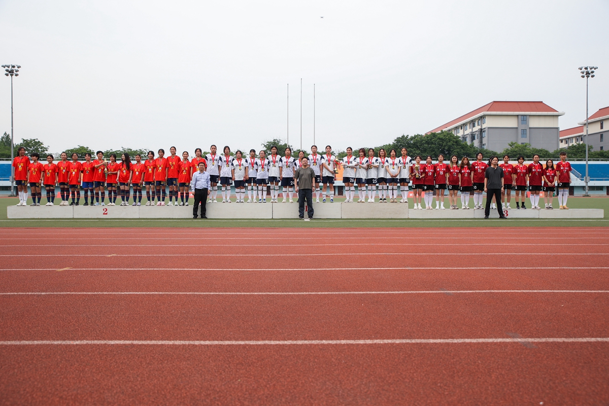 1 女足前三名合影（学通社记者 周全 摄）