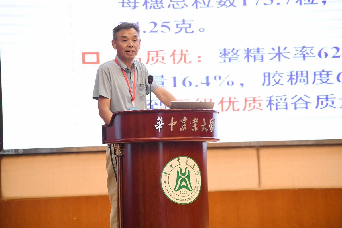 10 湖北省农业科学院粮食作物研究所杨国才老师上台推介“优质抗稻瘟病耐高温麦茬稻新品种E两优603”(通讯员 徐行 摄)