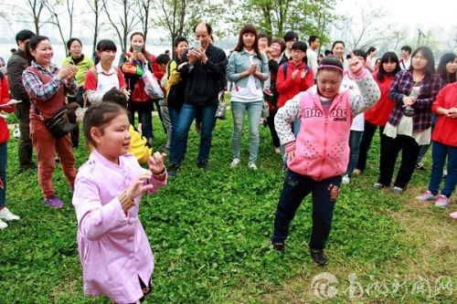 培智班的孩子在草坪上做游戏