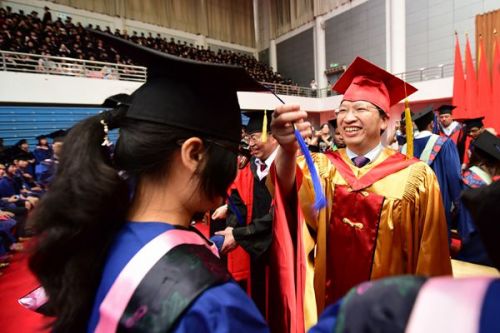 9校长邓秀新行拨穗礼