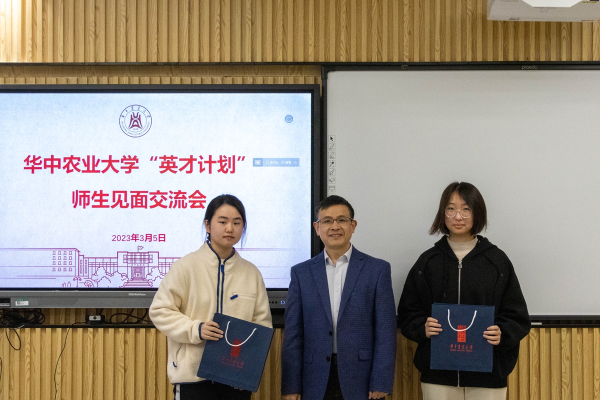 导师为学员赠送学校文创产品(学通社记者 李佳怡 摄)