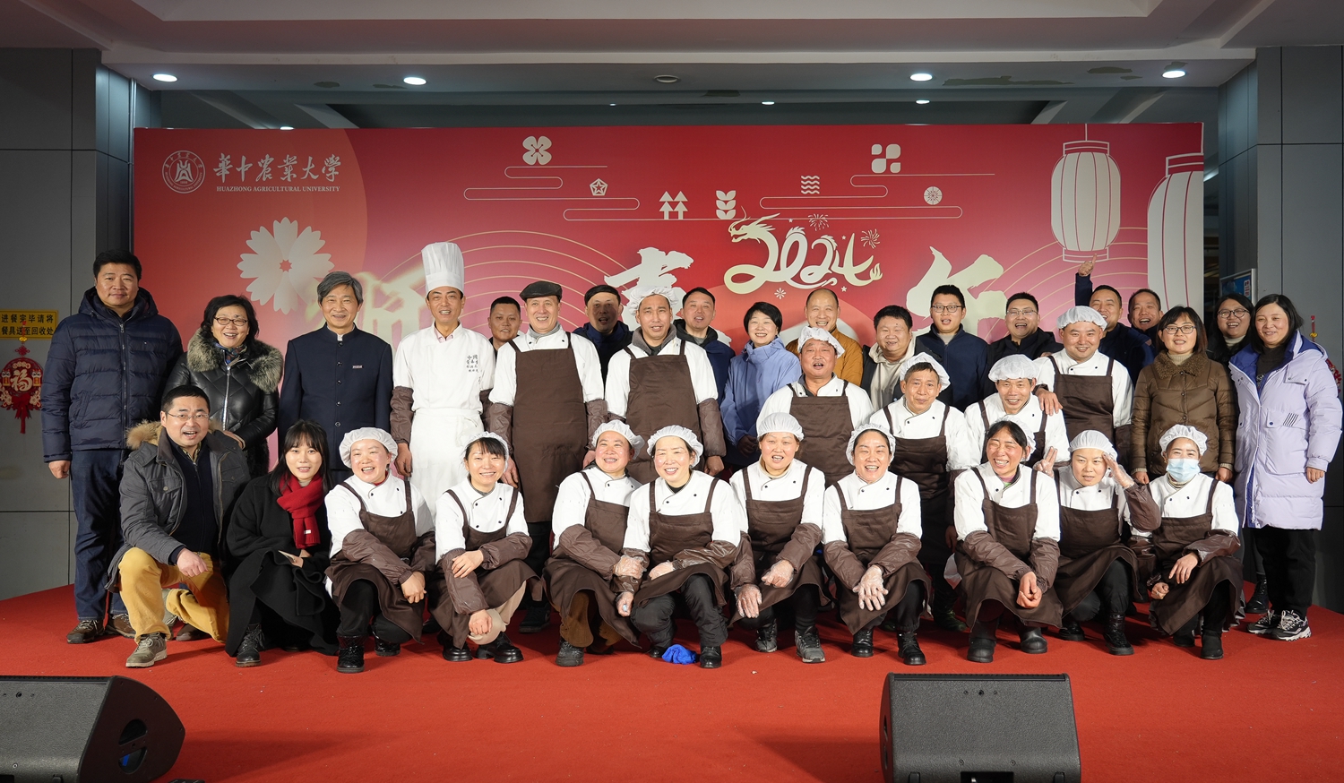 高翅与后保部工作人员合影（记者 匡敏 摄）