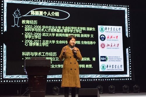 陈振夏教授给小朋友们作科普报告(学通社记者 彭雨格 摄)
