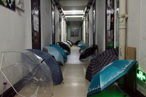 10.寝室外，雨伞整齐排排行　吕岩