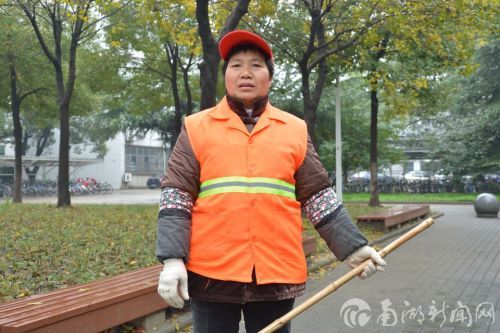 镜头二：有力的双手不离扫帚，阿姨朴实的脸庞透露出勤于劳动的认真劲儿。