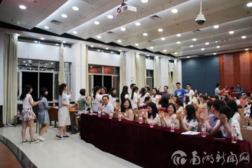 现场教泰国舞蹈,讲堂变成了“舞林大会”