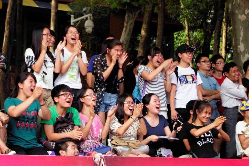 观众们为支持的队伍加油呐喊