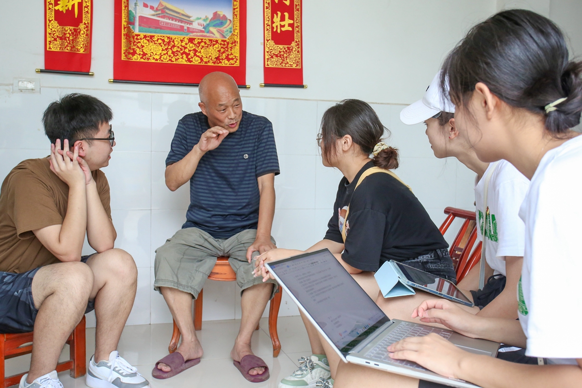 建始“党员专项”实践队与退休党员干部马友高亲切交谈(供图人 通讯员 邓沅配)