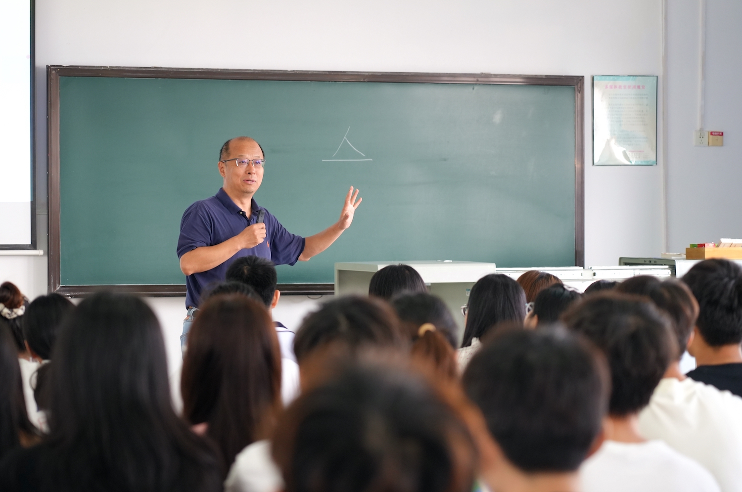 李召虎受邀与同学们面对面交流(记者 匡敏 摄)