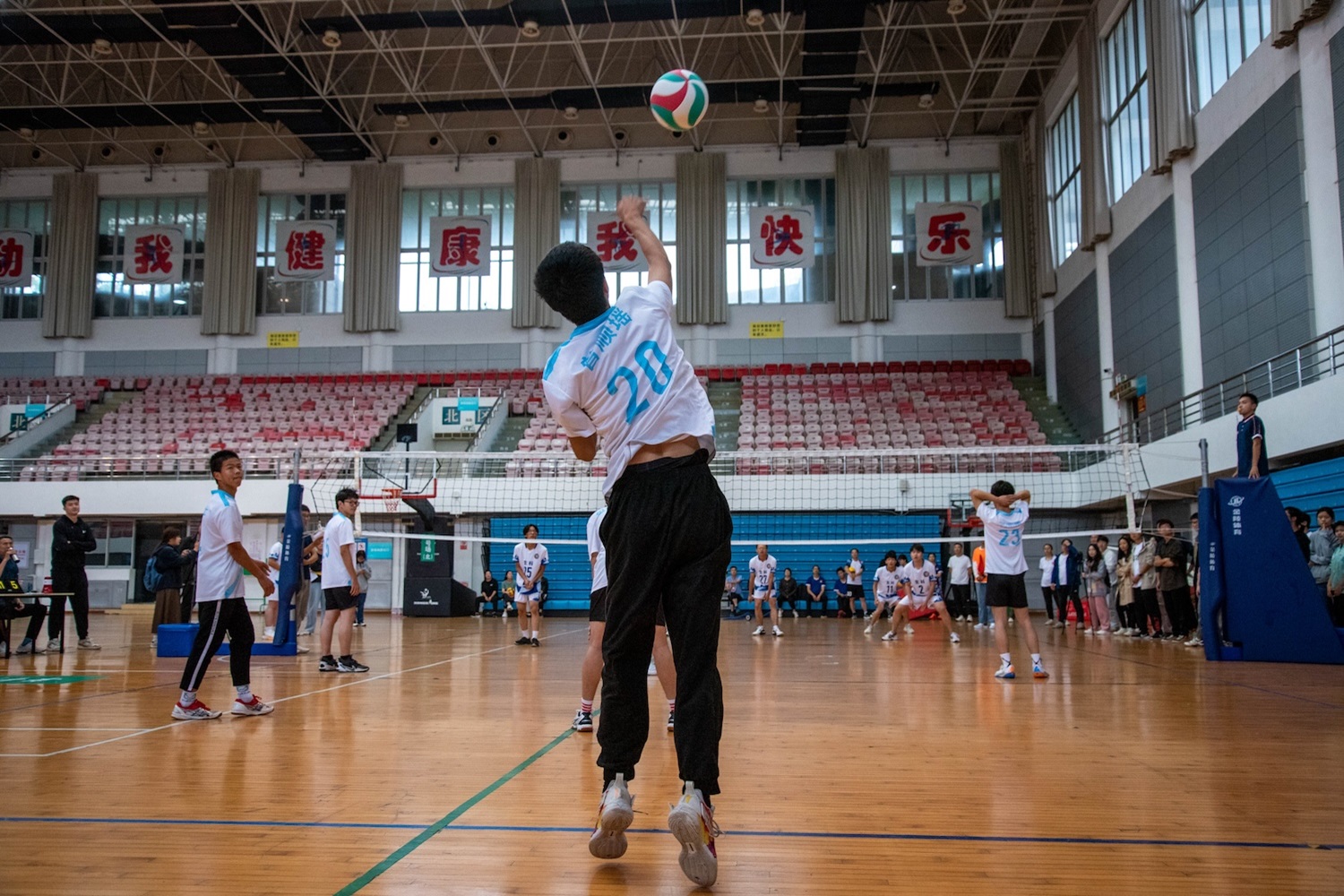 发球精彩瞬间(学通社记者 王文硕 摄)