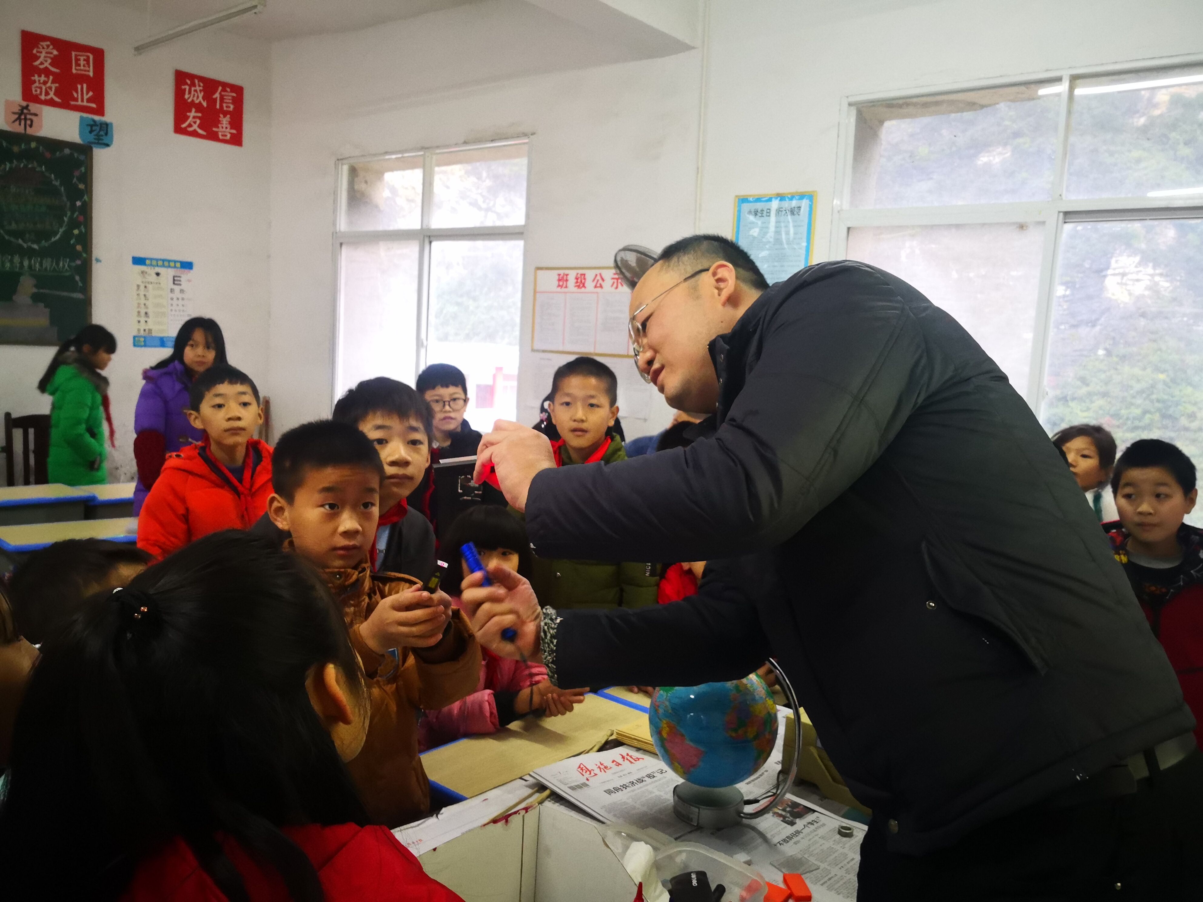 老师为大家讲解实验原理(理学院 供图)