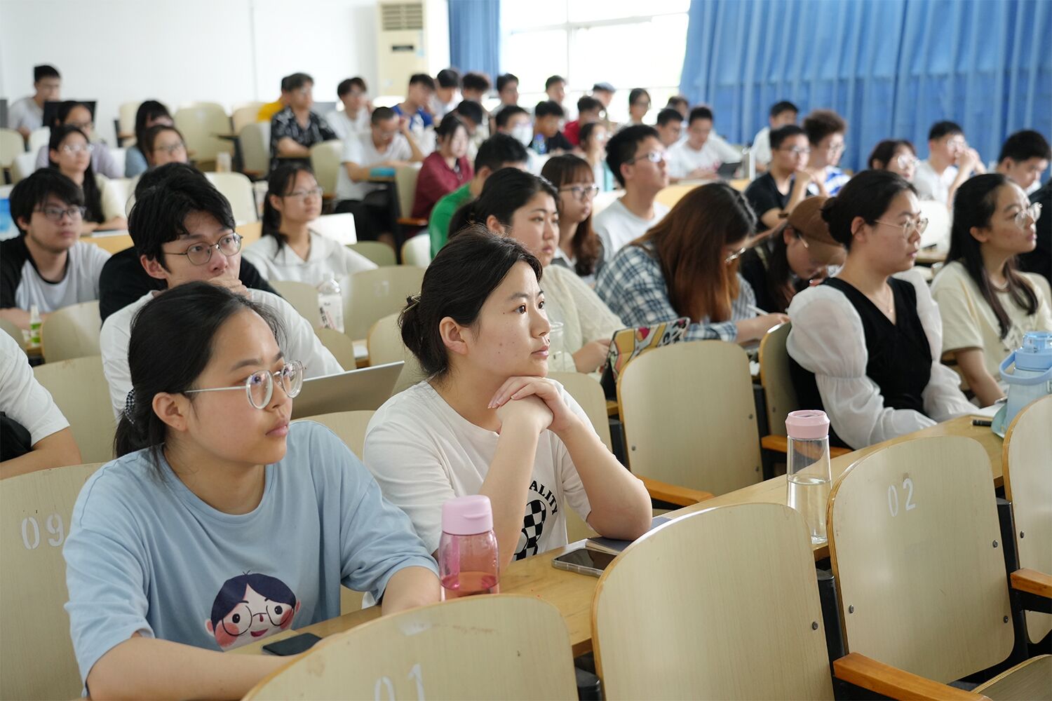 认真听讲的同学们(晏华华 摄)