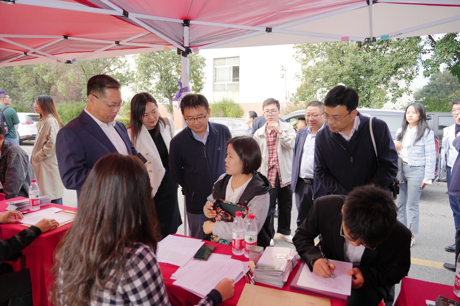 郑俊华、严建兵到荟园学生社区观摩招聘会