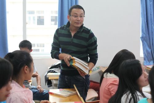 信管1402企业办主任陈迟赠送学生书籍