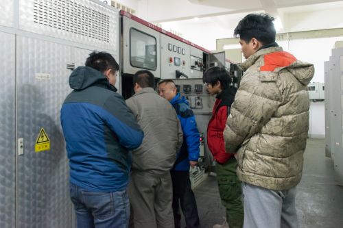 12.28子时荟园宿舍区跳闸水电科人员赶到检修2【学通社记者 周奕淳 摄】