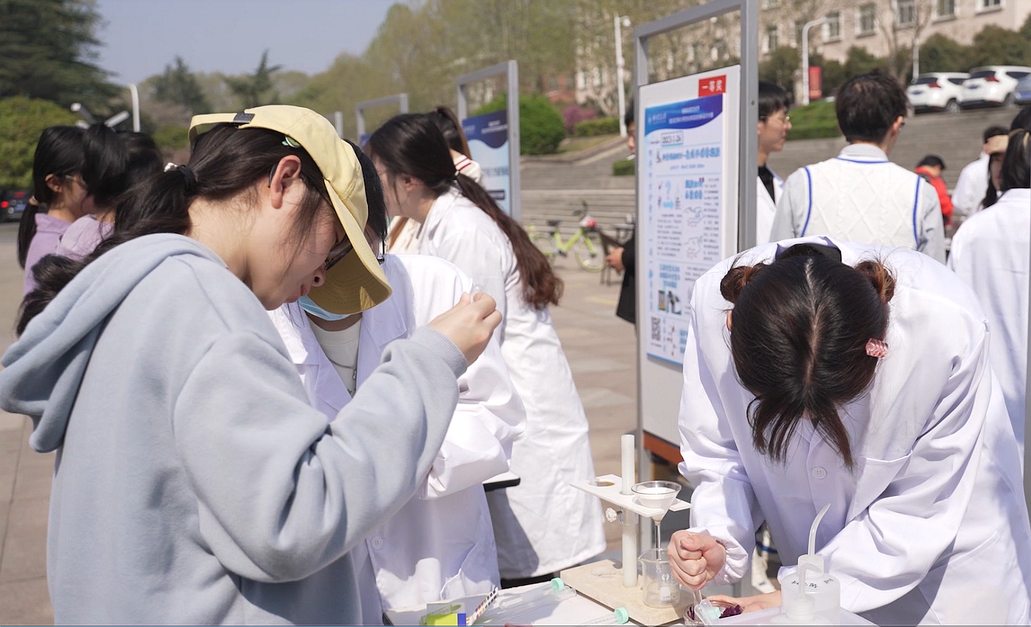 同学们现场体验有趣的化学实验(戴壮 摄)