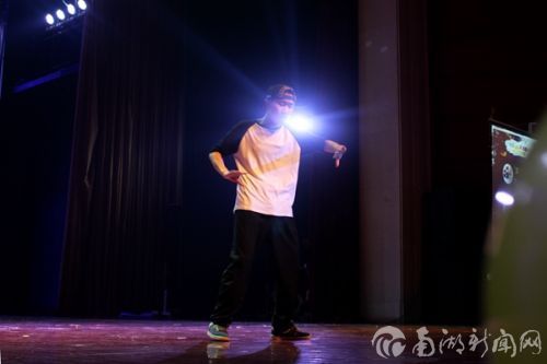 三号姜长岭好像被一股电流穿过身体,身体和手指的律动富有节奏感灵。