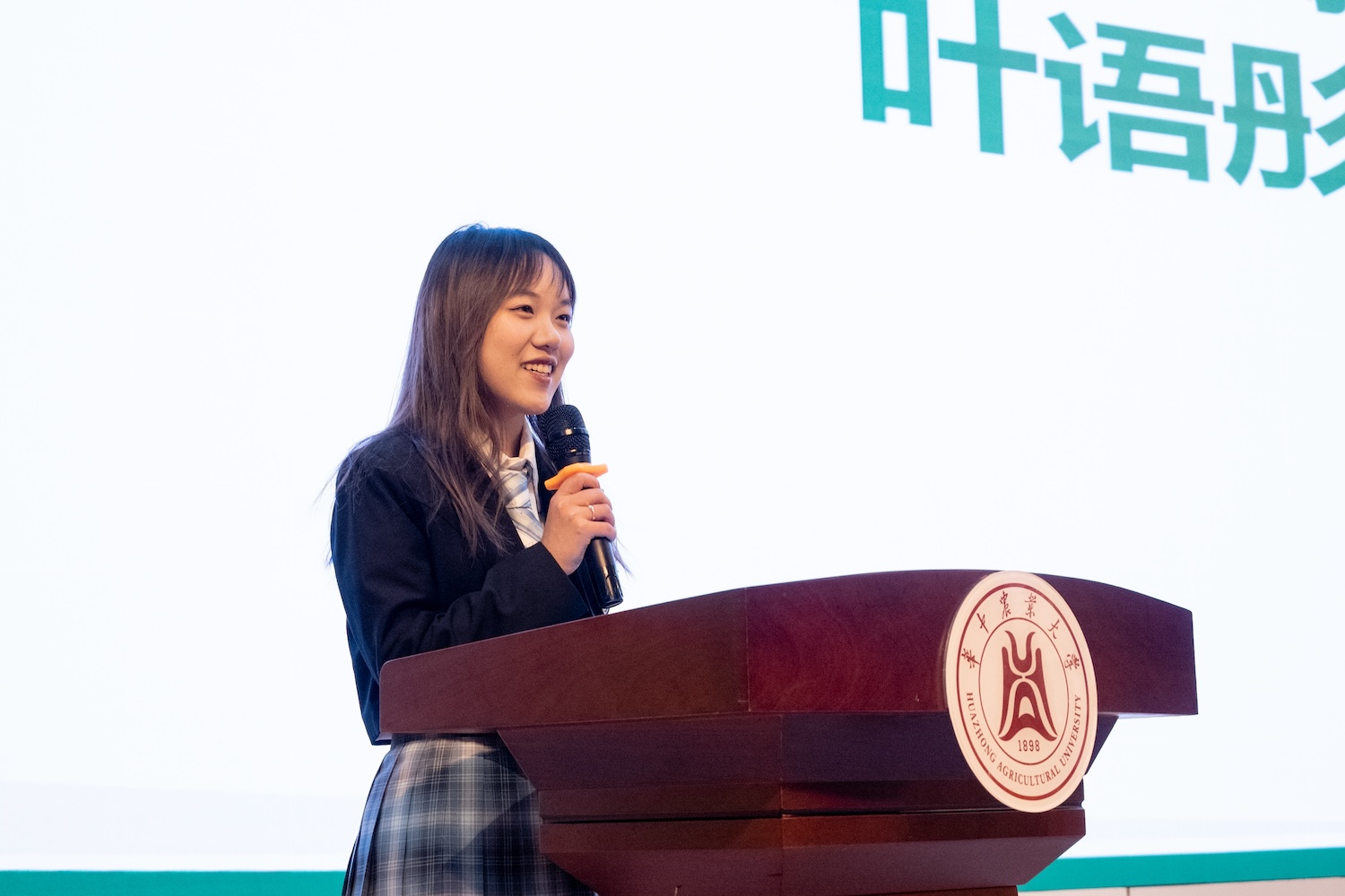 获奖学生记者代表发言(学通社记者 孔繁霄 摄)