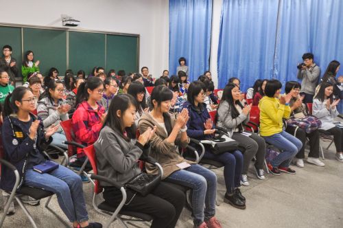 同学们给吴平教授精彩演讲鼓掌。