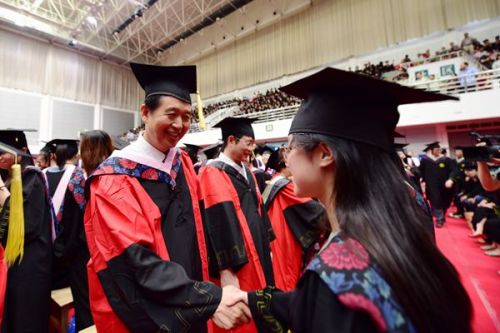 8校党委书记李忠云为毕业生行拨穗礼