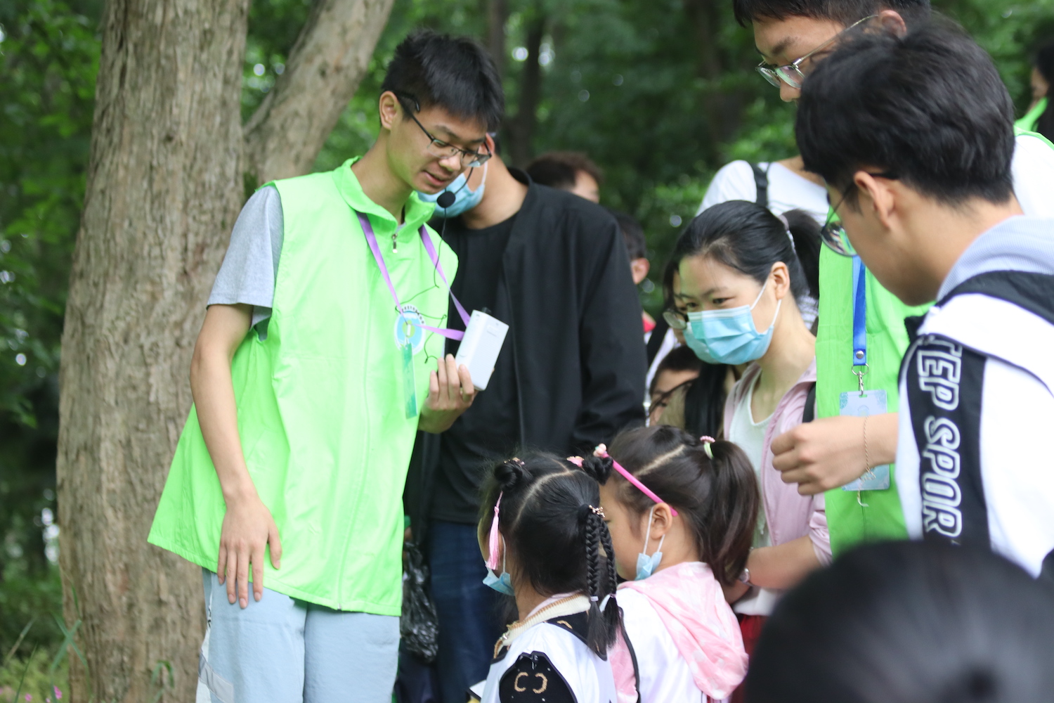 2.绿色协会志愿者带领走进自然,开展生态环境保护宣传教育
