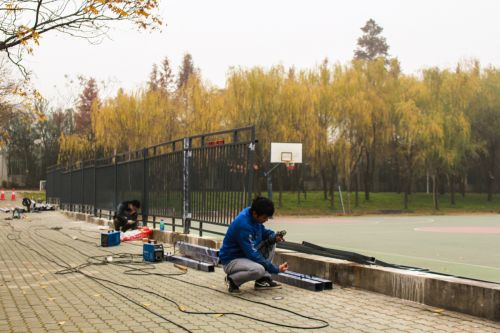 工人们正在安装栏杆