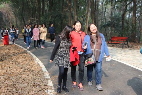 师生同行交谈甚欢漫游狮山绿道