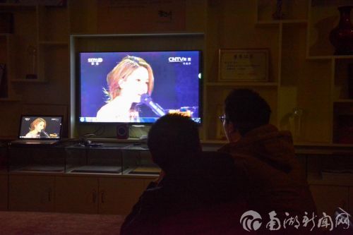 寒假留校学生集体看春晚