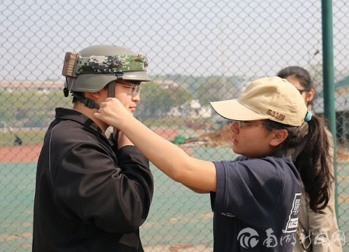 工作人员给参赛选手佩戴游戏装备