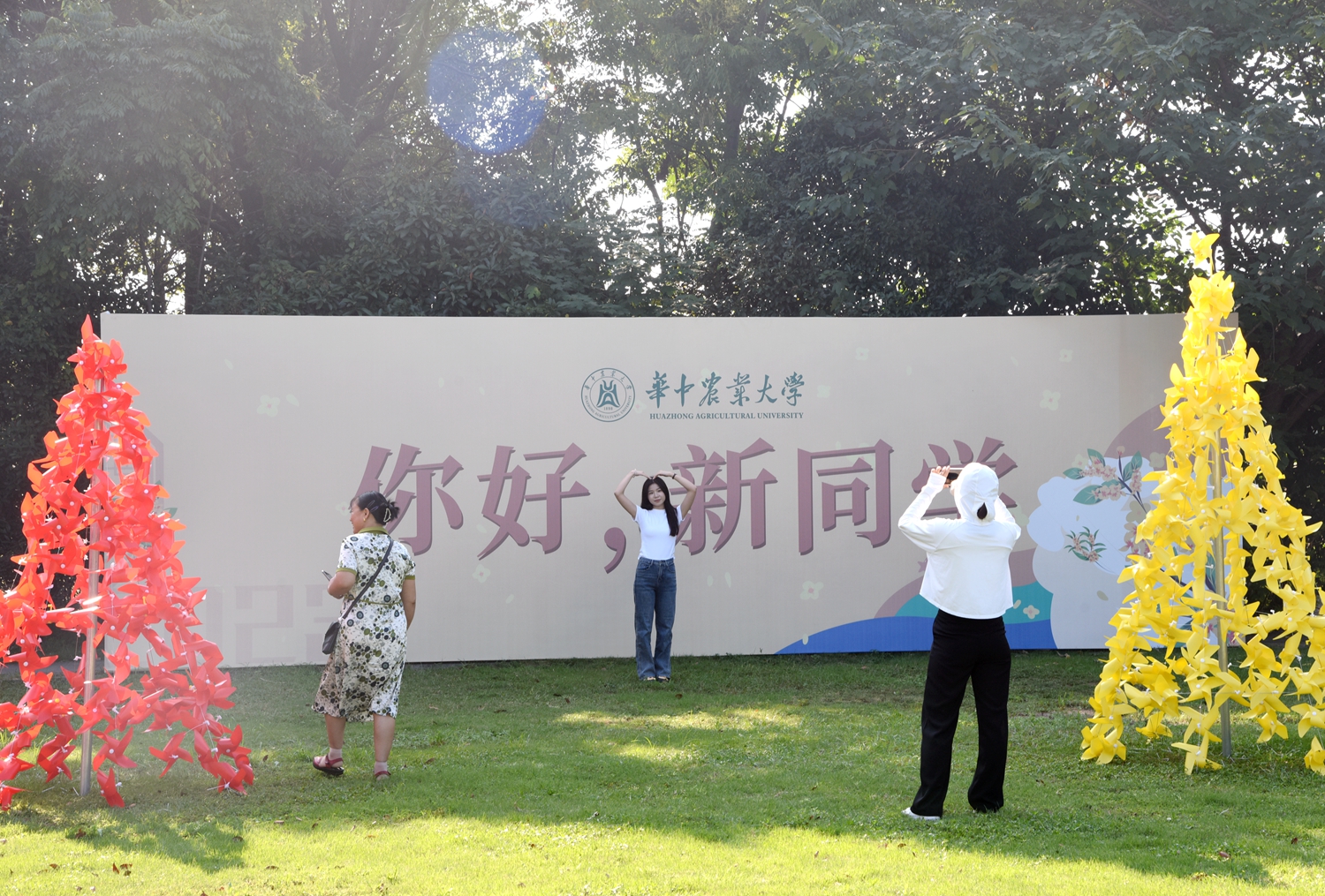 “比心”(记者 川竹 摄)