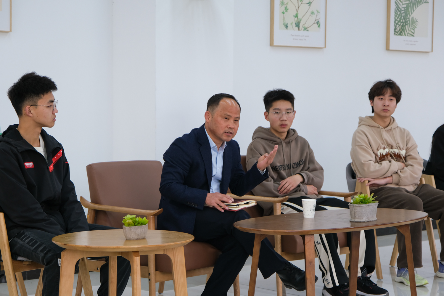 副校长王建鸿正在回答问题(学通社记者 周嘉键 摄)