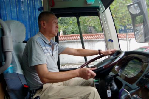 大巴司机郑师傅送新生回学校