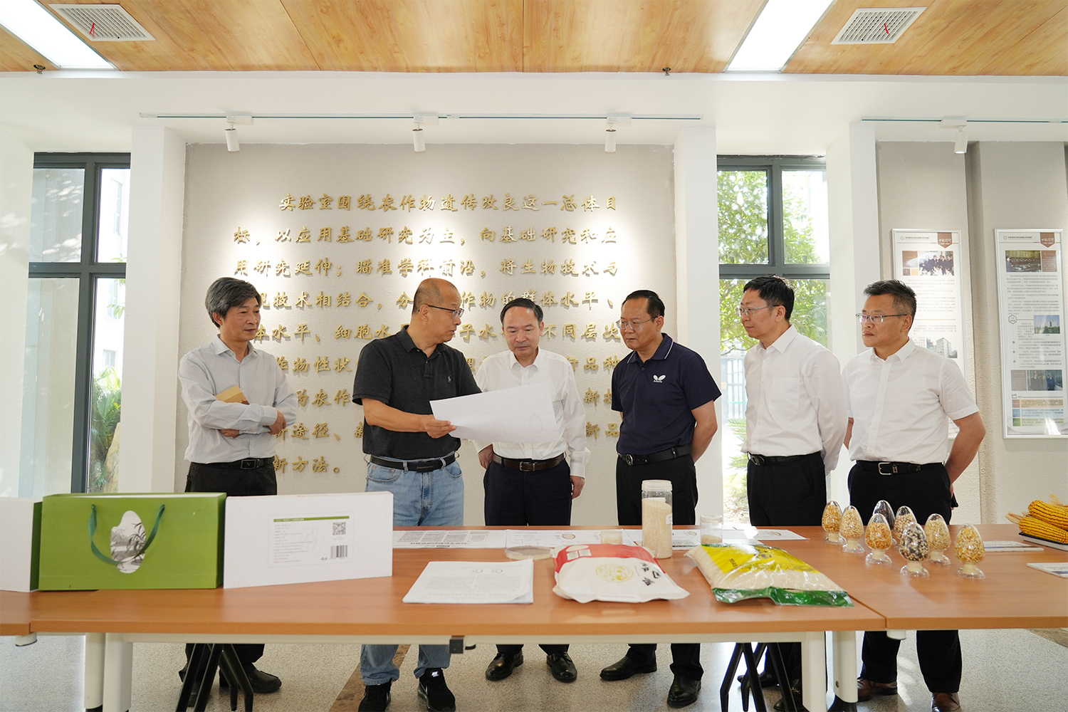 李召虎向扬州大学一行介绍湖北洪山实验室科技创新成果(记者 晏华华 摄)