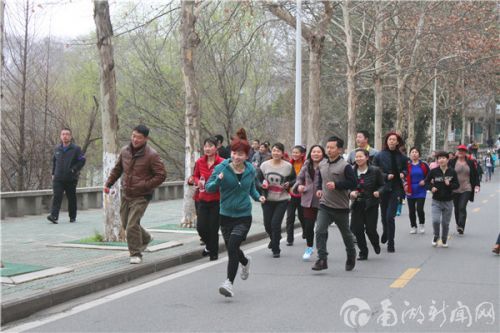 职工们享受运动带来的快来。