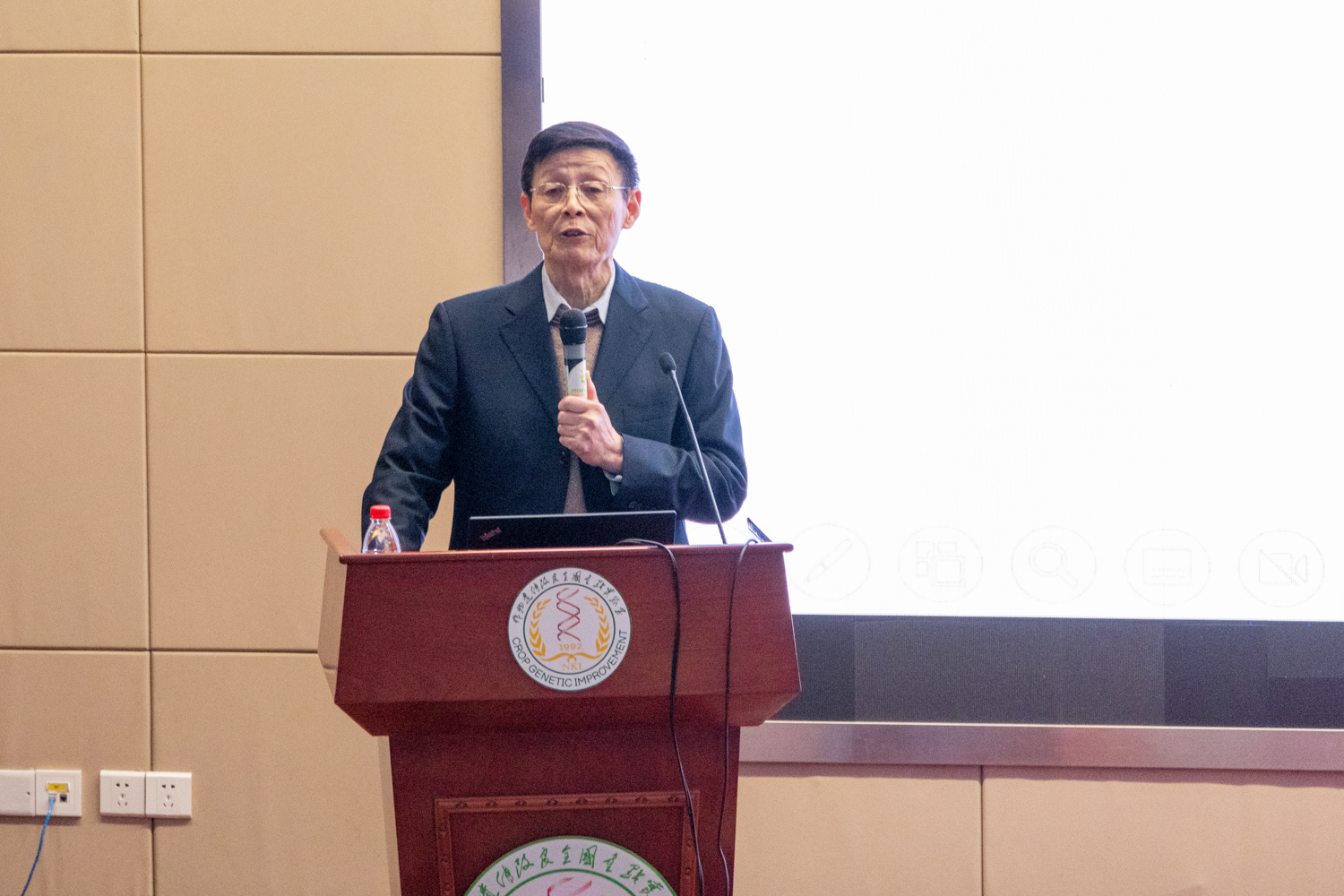 郑用琏教授发言(学通社记者 李佳怡 摄)