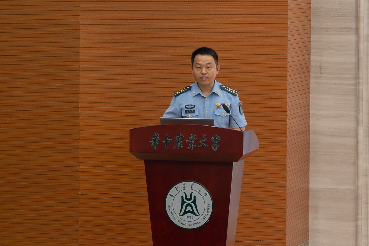 刘师长发表讲话(学通社记者 吴佳蔚 摄）