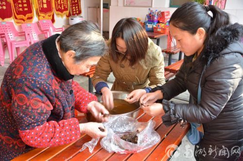 组织留校学生前往敬老院进行志愿服务，践行志愿者精神