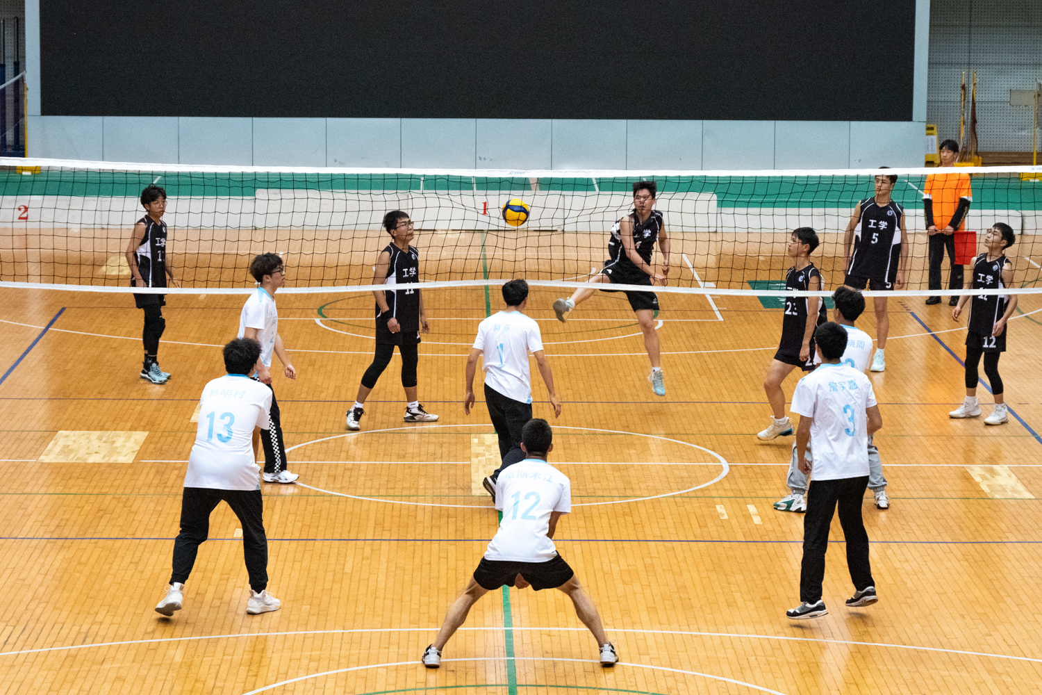 工学院男排扣球(学通社记者 付欣然 摄)