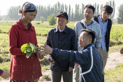 傅廷栋、周广生与回族农妇马春梅交谈