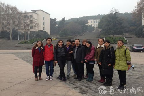 和民族班学生在一起