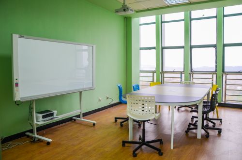 ”集雅书屋“信息共享空间　吕岩