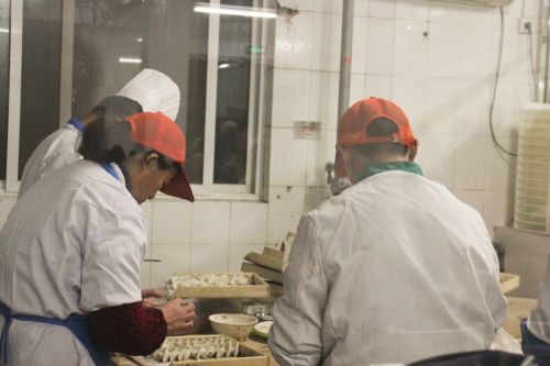 工作人员加班包饺子 冯惠摄