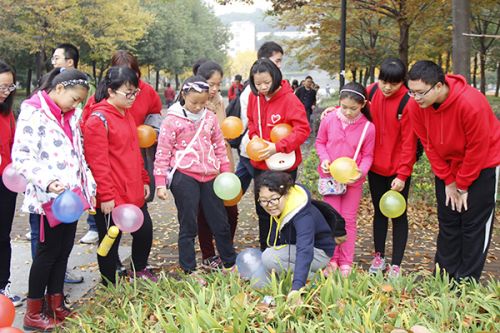 志愿者正在细心讲解