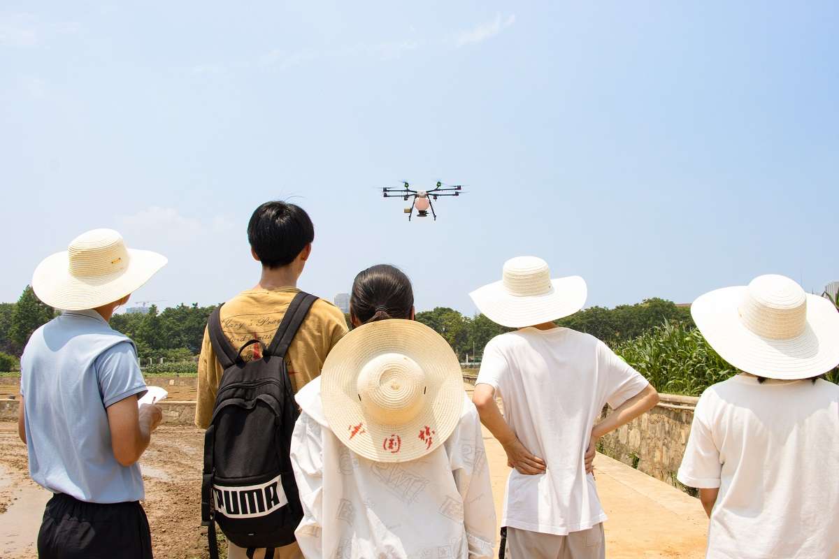 学生在“三天三早”实践课操作无人机